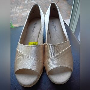 NWT.EASY STREET-WOMEN SIZE 7.5W CREAM SHINY FABRIC PEEP TOE WEDGE SLIP ON SHOES.